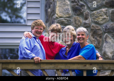 Donne mature godendo di amicizia Foto Stock