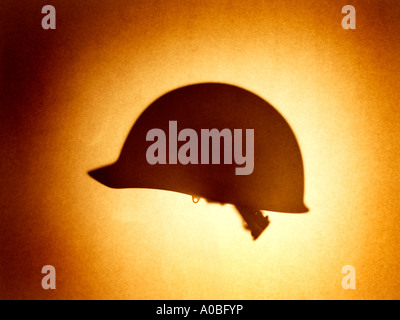 Hat Army casco K-Pot personal armor coperchio testa militare di sicurezza hardhat uomini donne donna uomo ombra silhouette Foto Stock