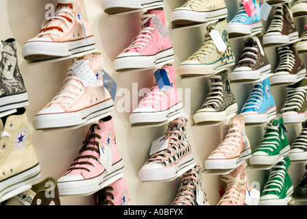 Righe di Converse All Star scarpe in negozio England Regno Unito Foto Stock