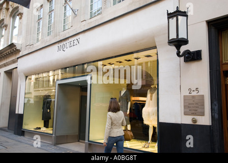 Alexander McQueen fashion shop in Bond Street Londra Inghilterra REGNO UNITO Foto Stock