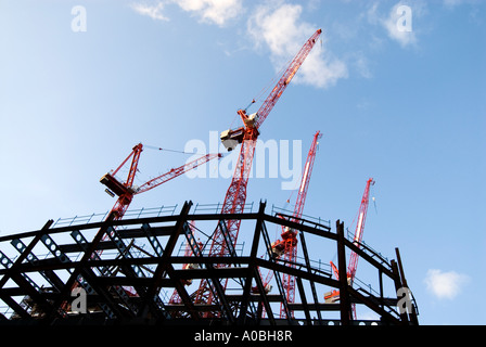 Gru edili sul sito di costruzione, Londra Inghilterra REGNO UNITO Foto Stock