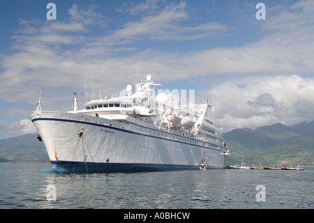 Cruise shipLe Diamant nave da crociera ancorata in mare. Foto Stock