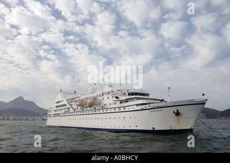 Le Diamant nave da crociera ancorata in mare. Foto Stock