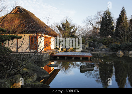 Casa da tè accanto al laghetto in giardino Giapponese progettato dall architetto del paesaggio Yoshikuni Araki Amburgo Germania Foto Stock