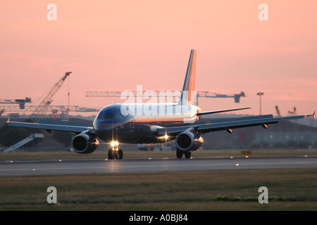 Airbus A320 BMI sulla pista all'Aeroporto Heathrow di Londra REGNO UNITO Foto Stock