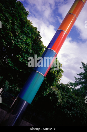 La vibrante scultura a polo segmentato "Zwei Säulen" (due colonne) di Max Bill l nel cortile del Tiergarten Bauhaus Archive Museum di Berlino Germania Foto Stock