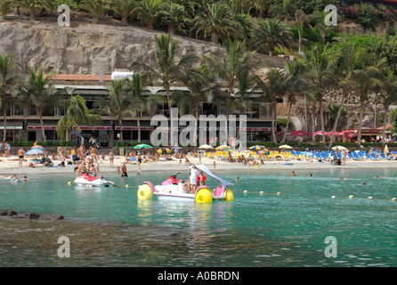 Anfi del Mar beach in Patalavaca su Gran Canaria Spagna catturato 08 10 2006 Questa è una spiaggia artificiale preparato insieme con un Foto Stock