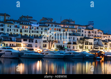Porto Spagnolo Puerto Banus in Andalusia al crepuscolo, Marbella, Spagna, Europa UE Foto Stock
