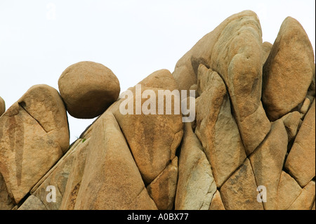 Bilanciamento del round rock Joshua Tree National Park California Foto Stock