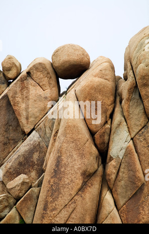 Bilanciamento del round rock Joshua Tree National Park California Foto Stock