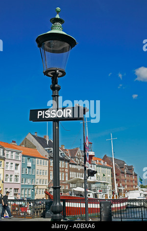 Pissoir wc pubblico segno, Nyhavn, Copenaghen, Danimarca, Europa Foto Stock