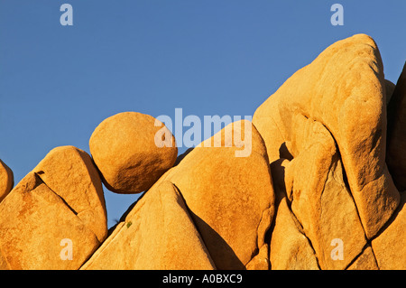 Bilanciamento del round rock Joshua Tree National Park California Foto Stock