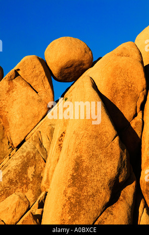 Bilanciamento del round rock Joshua Tree National Park California Foto Stock