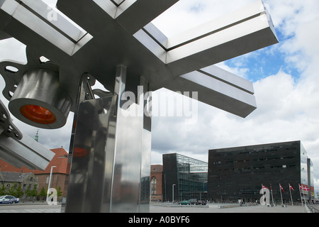 'Città Fractal' acciaio inossidabile scultura da Elisabeth e Toubro 'Black Diamond' Biblioteca Reale edificio, Copenhagen, Danimarca Foto Stock