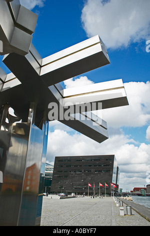 Scultura in acciaio inossidabile "City Fractal" di Elisabeth Toubro e edificio della Biblioteca reale "Black Diamond", Copenaghen, Danimarca, Europa Foto Stock