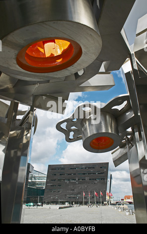 'Città Fractal' acciaio inossidabile scultura da Elisabeth e Toubro 'Black Diamond' Biblioteca Reale edificio, Copenhagen, Danimarca Foto Stock