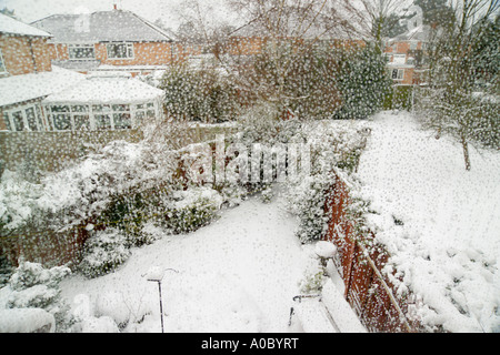 La neve cade su residential back giardini Wirral Merseyside England Foto Stock