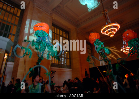 Pumpkinhead marionette da Ralph Lee all evento di Halloween in Grand Central Terminal Foto Stock