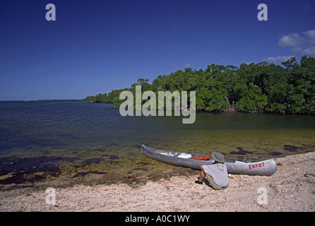 Canoeist sulla spiaggia al gioiello chiave, Ten Thousand Islands area, Everglades Parco Nat, Florida, Stati Uniti d'America Foto Stock