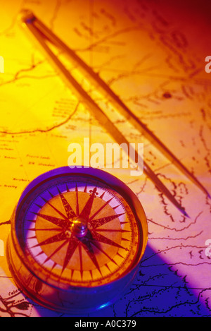 Vecchia bussola sulla mappa corso di tracciatura Foto Stock