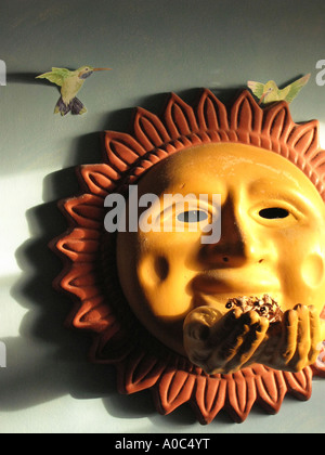 Immagine di stock di una maschera di Sun con un offerta di cedro Foto Stock