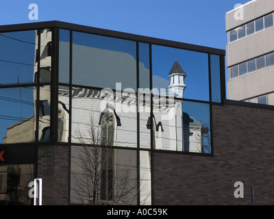 Immagine di stock di riflessioni in una finestra della banca Foto Stock