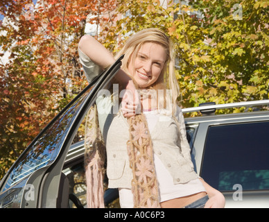 Donna in posa con la sua automobile Foto Stock