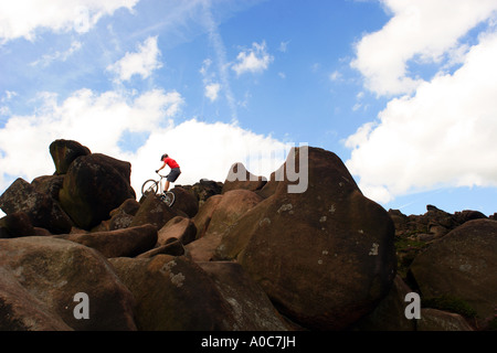 Un percorsi in bicicletta salta rock presso il roaches Staffordshire England Regno Unito Europa national Foto Stock