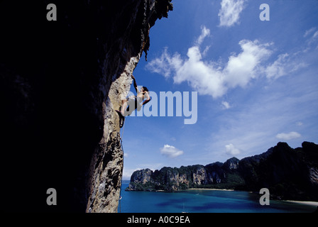 Thailandia rocciatore arrampicata a Railay Beach Foto Stock