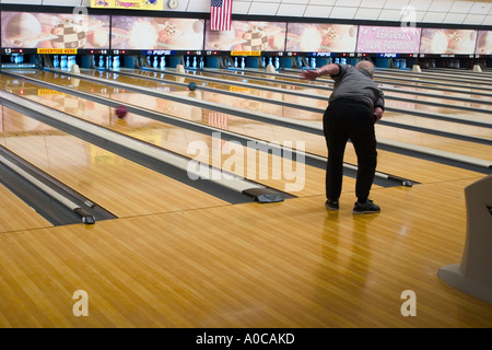Uomo vecchio bowling Foto Stock