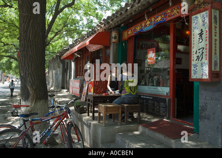 Pechino cafe e il negozio di arti su Guozijian Street nel retro dei laghi area dell'hutong Foto Stock