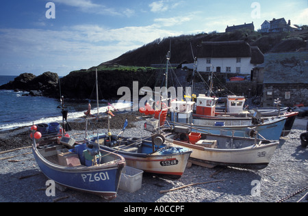 Cadgwith villaggio di pescatori e la pesca in barca sulla penisola di Lizard Cornwall Regno Unito Foto Stock