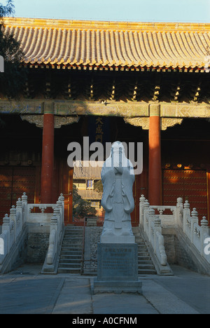 L'Imperial College è situato a ovest del tempio confuciano e si collega con il tempio attraverso una porta laterale. Foto Stock