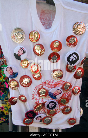 Badge di Mao Zedong su un white T shirt in una Pechino antico Mercato Cina Foto Stock