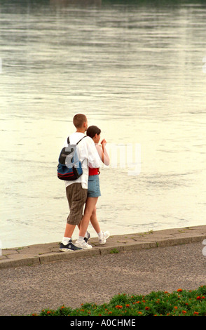 Giovane età 14 percorrendo a piedi dal fiume Vistola amorevolmente. Torun Polonia Foto Stock