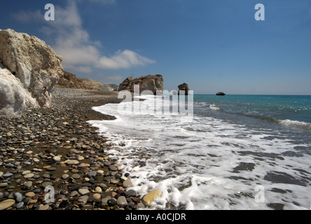 Le onde arrivando alla riva presso il luogo di nascita di Afrodite Cipro Foto Stock