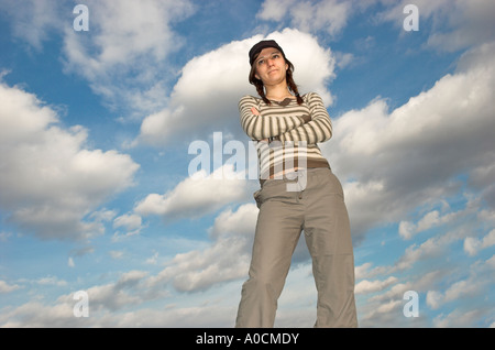 Giovane donna con trecce che indossa il cappuccio esterno in piedi con le braccia incrociate ritratto Foto Stock