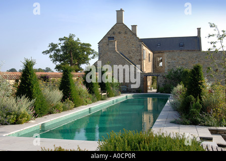 Una piscina di lusso nel giardino di una grande casa di campagna di WILTSHIRE REGNO UNITO Foto Stock
