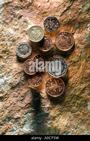 British denaro monete su roccia Foto Stock