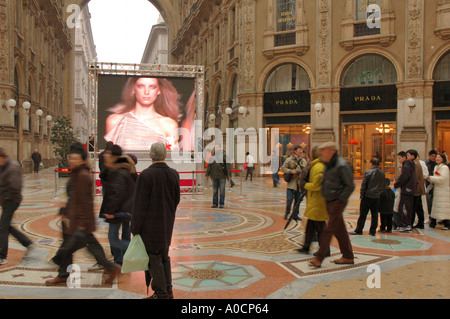 Un enorme schermo televisivo abbracca il centro della Galleria Vittorio Emanuele ll a Milano durante la settimana della Moda Febbraio 2005 Foto Stock