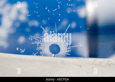 I cristalli di ghiaccio formando sul vetro del velivolo Foto Stock