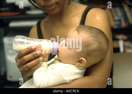 Madre biberon a 6 settimane vecchio baby Foto Stock