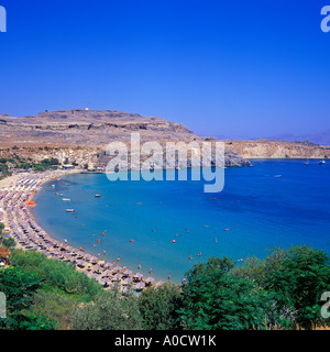 Vista sulla spiaggia principale di Lindos RODI Foto Stock