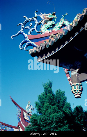 Decorazioni sul tetto del tempio confuciano Taipei Taiwan Foto Stock