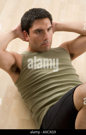 L'uomo facendo sit ups Foto Stock
