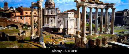 Roma Italia il Foro Tempio di Saturno con l'Arco di Settimo Severo e la Chiesa dei Santi Luca e Martina alle spalle Foto Stock