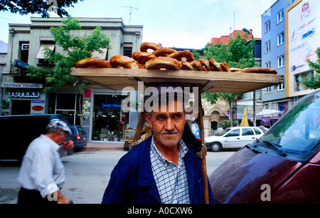 Istanbul Turchia pane venditore che trasportano il pane sulla sua testa Foto Stock