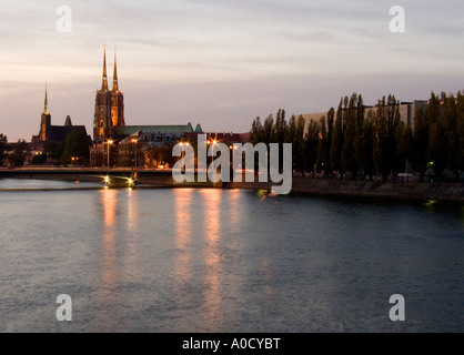 Polonia Wroclaw Cattedrale vista dal ponte Grundwaldski Foto Stock