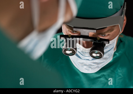Chirurgo sul lavoro Foto Stock
