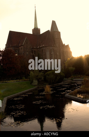 Polonia Wroclaw Chiesa vista dal giardino botanico Foto Stock